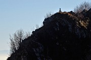 25 Un angioletto posto sul costone della montagna